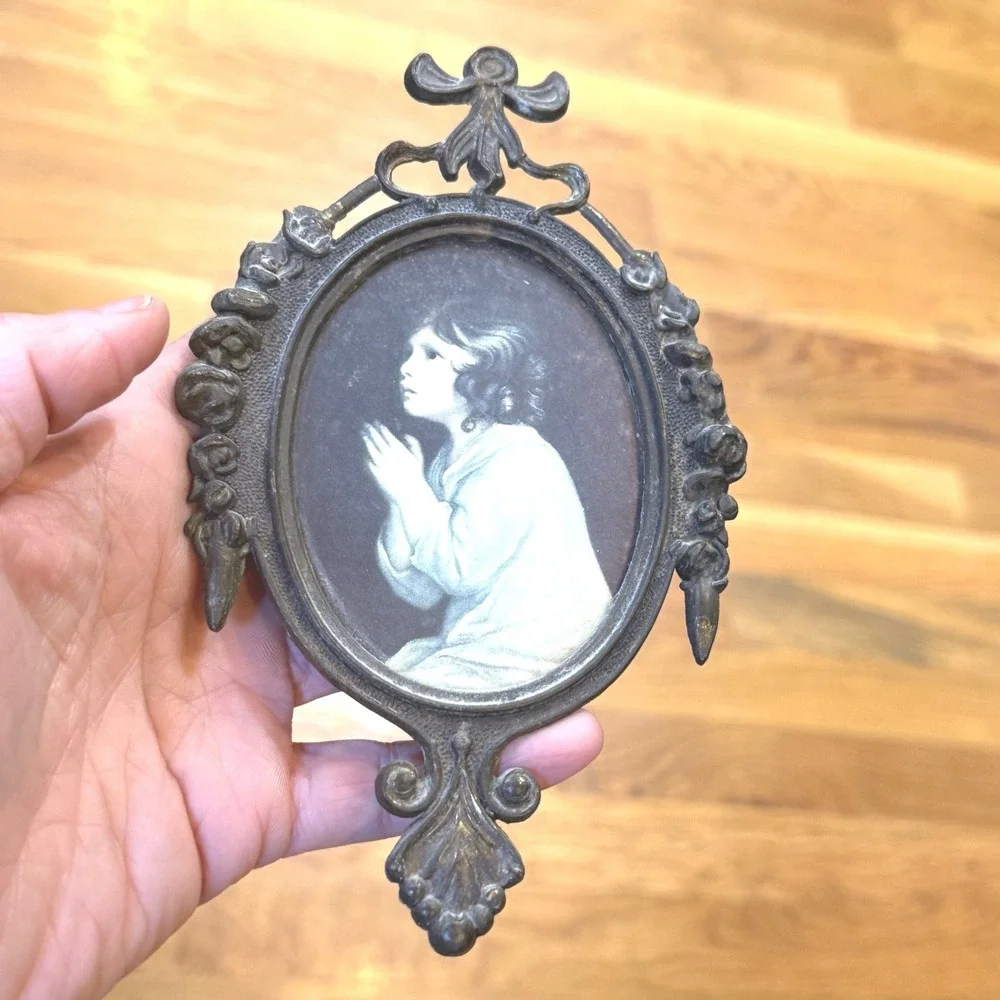 Vintage Made in Italy Ornate Metal Oval Frame Praying‎ Child Infant Samuel Art